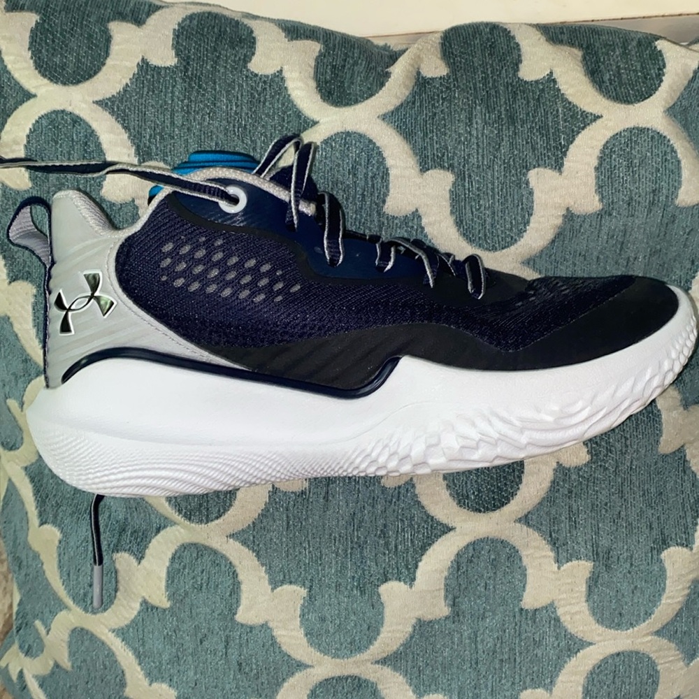 Under Armour girls basketball shoes sz 7.5